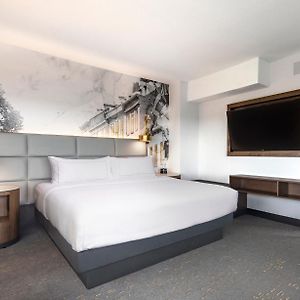 Deluxe Corner King Room